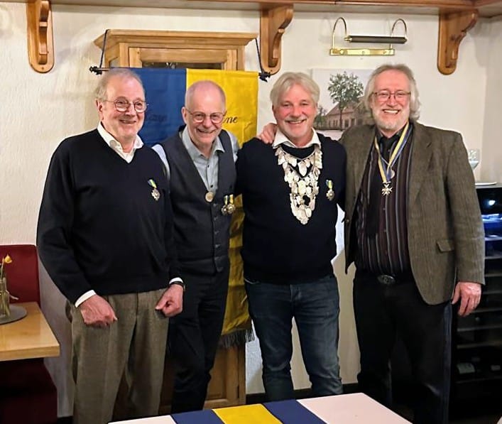 Von links, Präsident Claus Röder bei der Siegerehrung des Königs 2026/27. Adjutant Rüdiger Schierhorn, König Ralf Papendorf und Adjutant Felix Müller